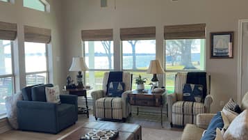 Smart TV, fireplace, DVD player, stereo