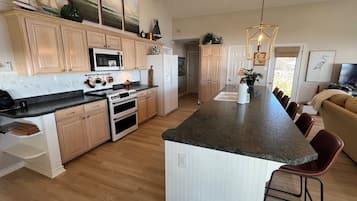 Coffee/tea maker, fridge, microwave, oven