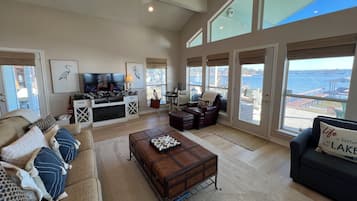 Smart TV, fireplace, DVD player, stereo