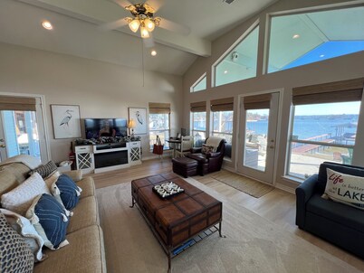 Awesome LAKE front cottage offers relaxation and fun! Great for Families!