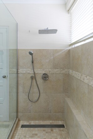 Duschwanne, Whirlpool, Haartrockner, Bidet