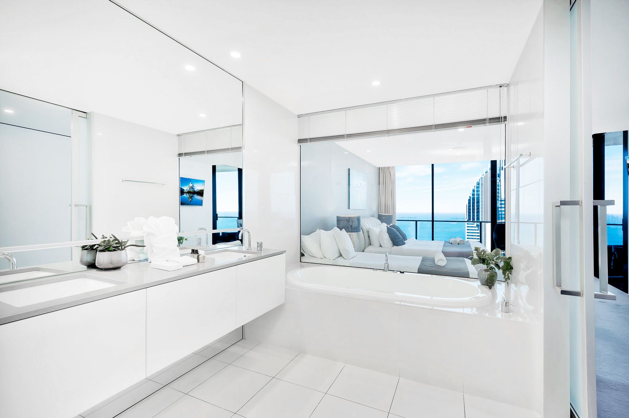Circle on Cavill– 5 Bed Family Sub Penthouse Ocean — image 24