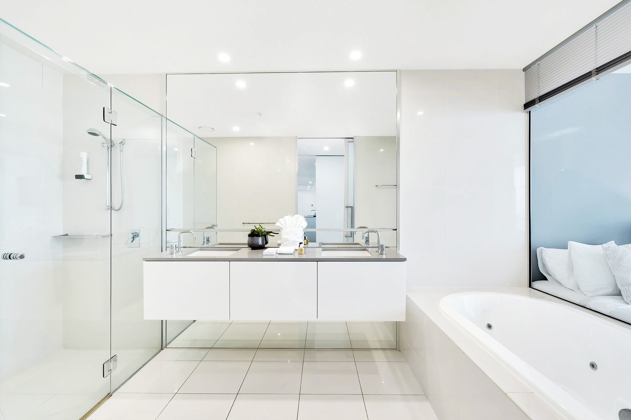 Circle on Cavill– 5 Bed Family Sub Penthouse Ocean — image 25