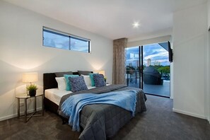 8 slaapkamers, een strijkplank/strijkijzer, beddengoed