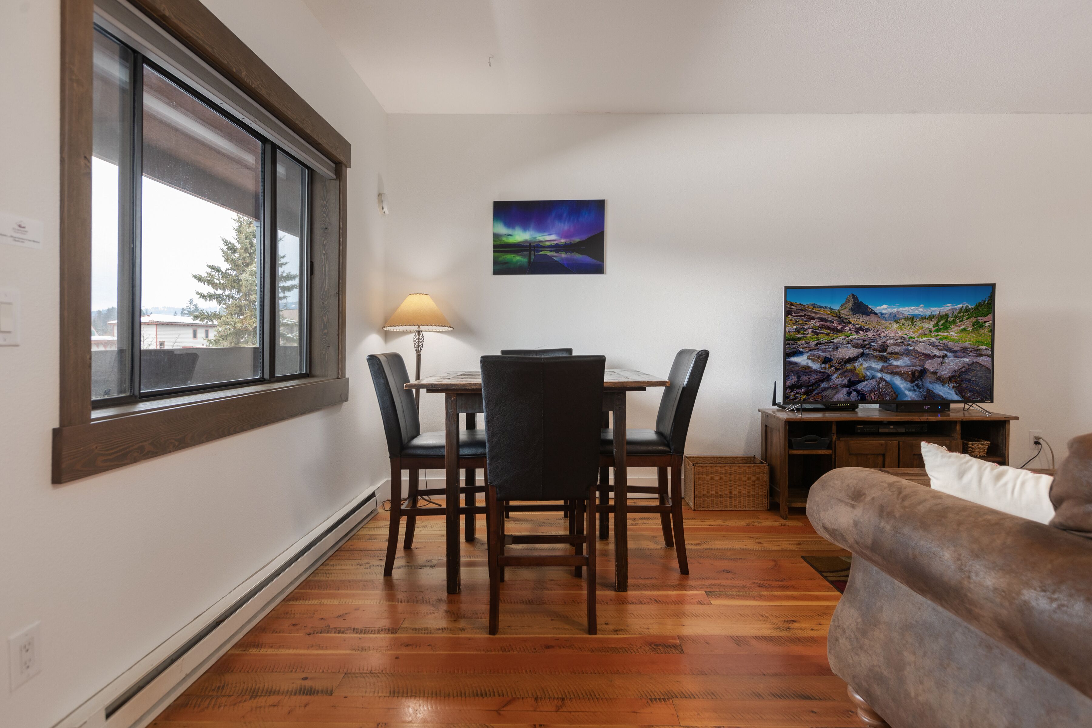 Wonderful downtown 2 bedroom condo steps to all shops, restaurants and bars!!