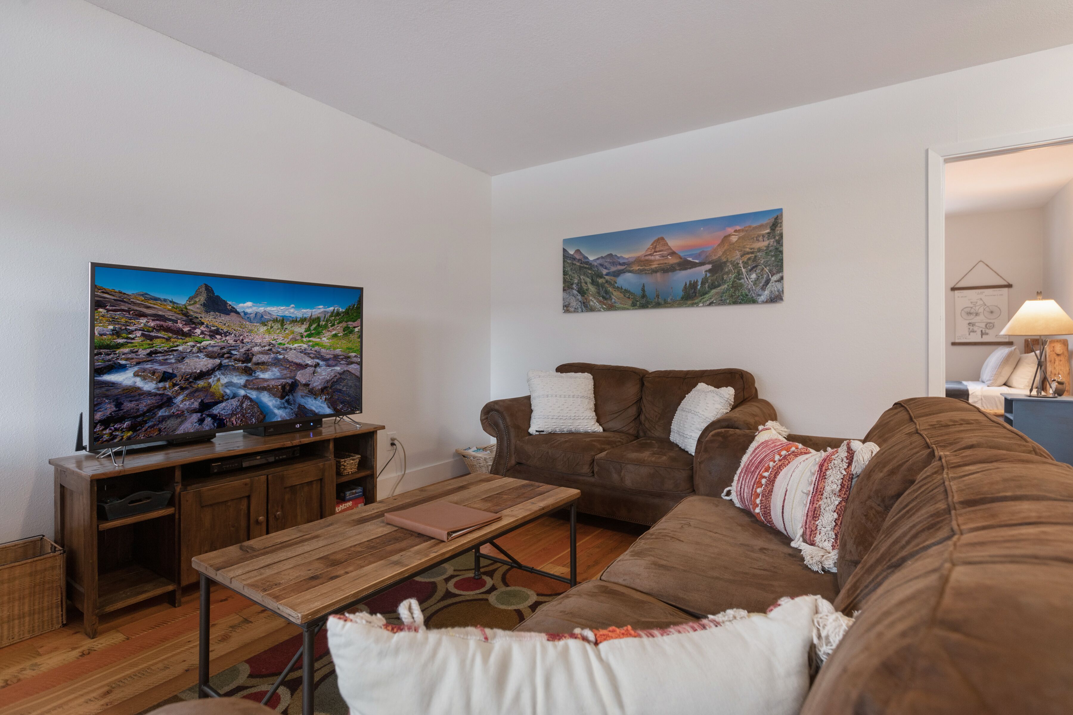 Wonderful downtown 2 bedroom condo steps to all shops, restaurants and bars!!