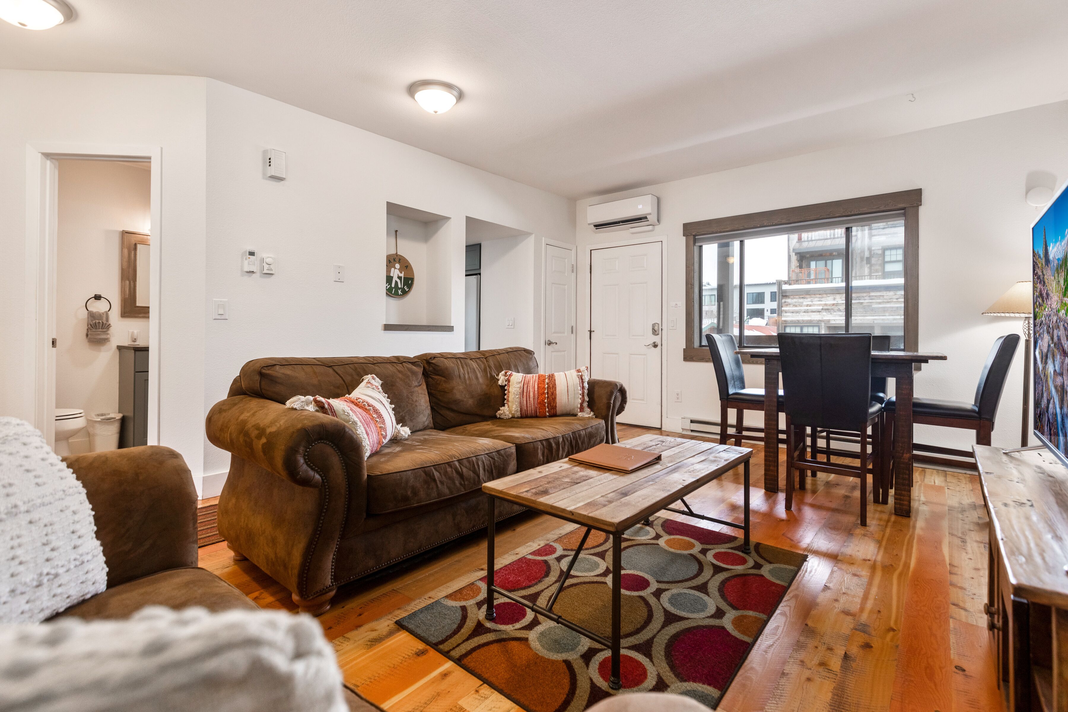 Wonderful downtown 2 bedroom condo steps to all shops, restaurants and bars!!