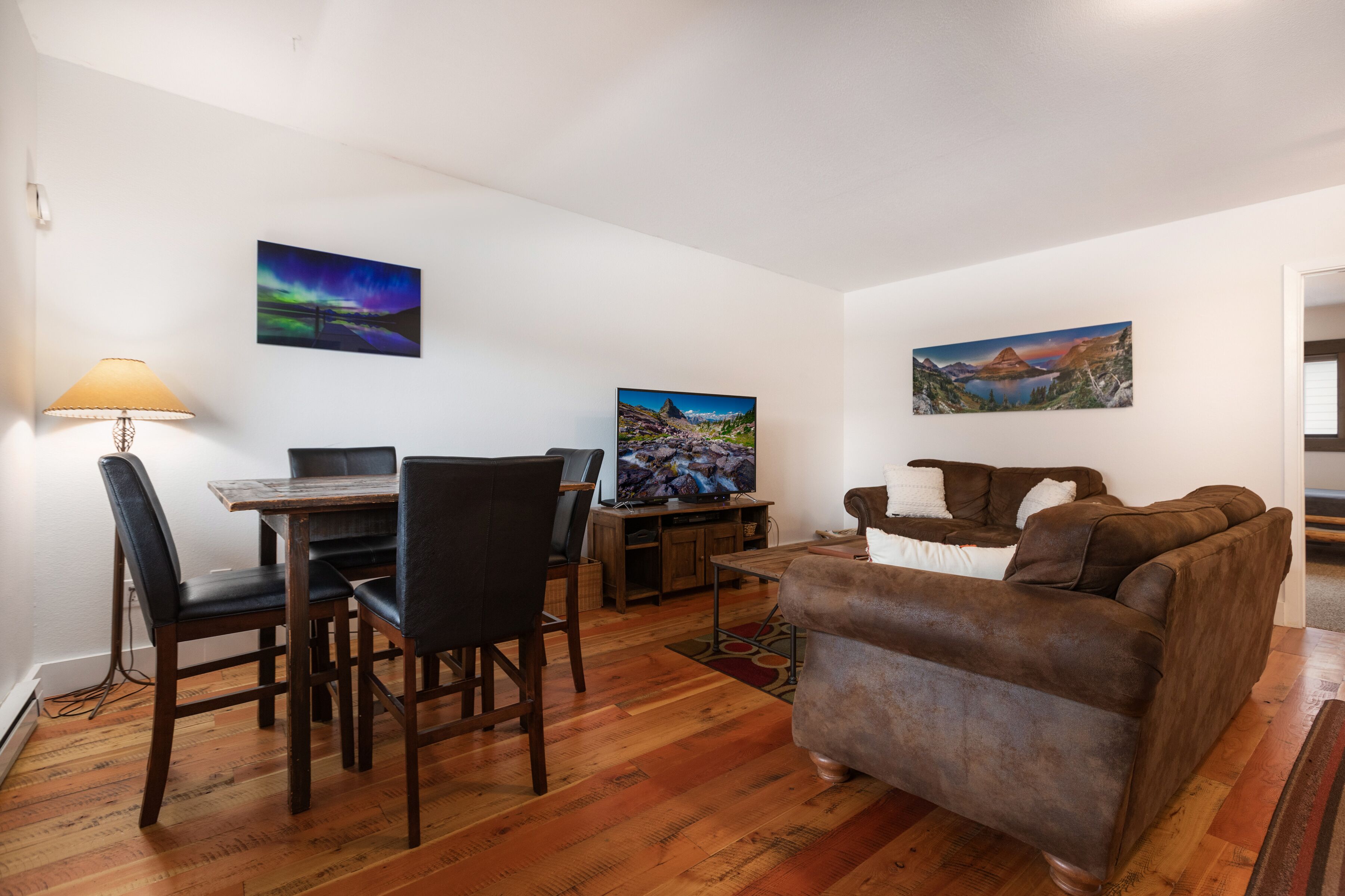 Wonderful downtown 2 bedroom condo steps to all shops, restaurants and bars!!