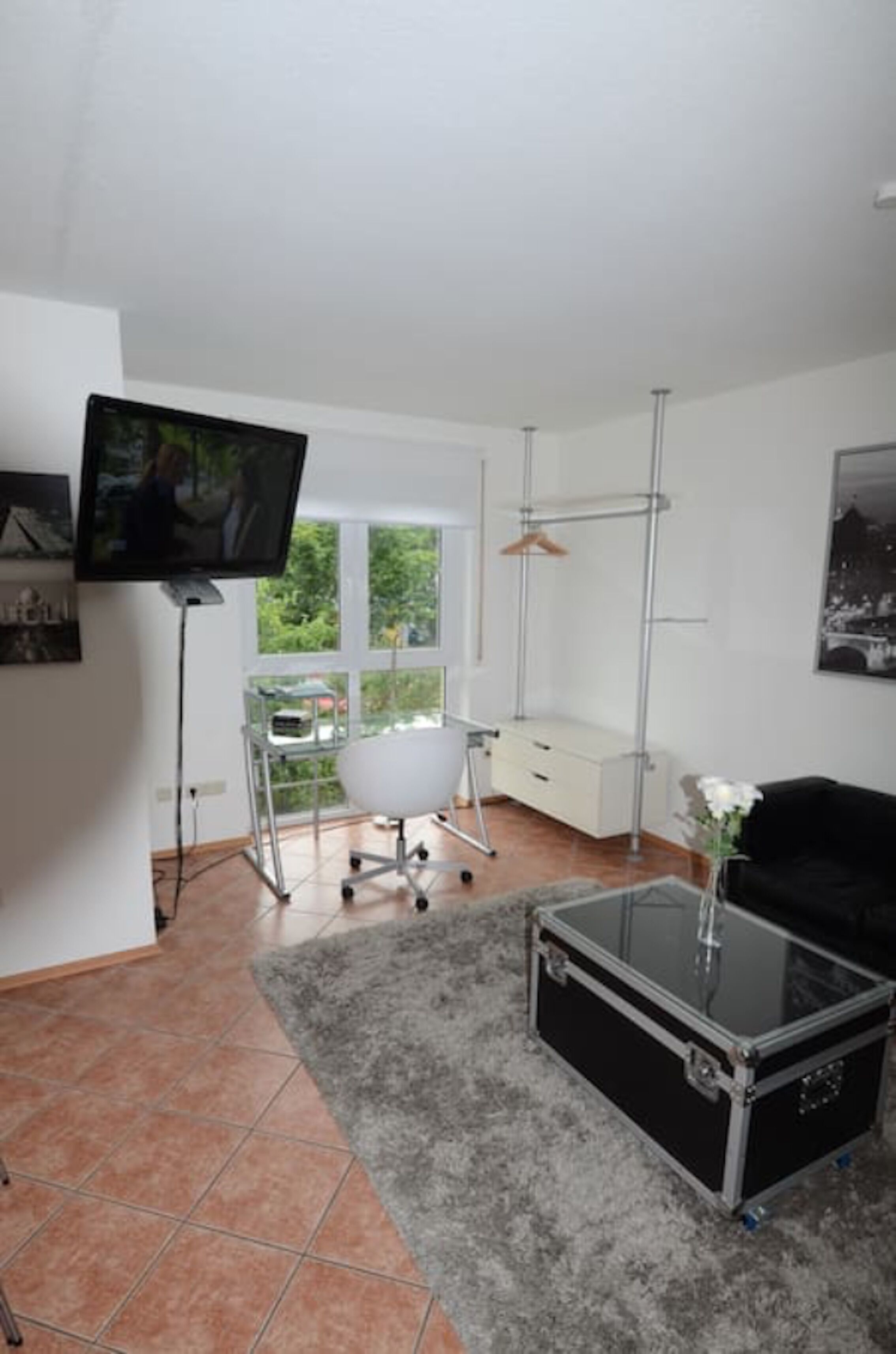 Living/dining room and workspace
