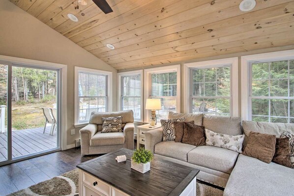 Smart TV, fireplace, DVD player, books