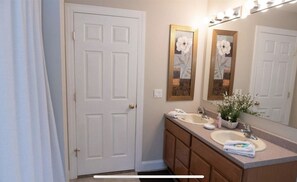 أحواض استحمام، مجففات شعر، مناشف، صابون