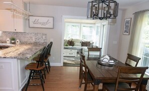 Dining - Private & Super Spacious, close to downtown N. Conway and ski. (Conway)