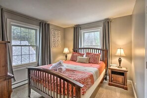 4 عدّة غرف نوم وخزنة داخل الغرفة ومكتب ومكواة/لوح كي