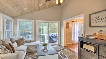 Smart TV, caminetto, lettore DVD, libri