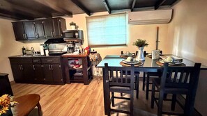 冷蔵庫、電子レンジ、コーヒー / ティーメーカー、トースター