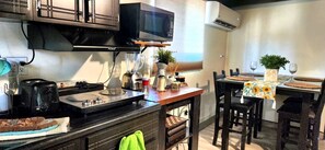 Refrigerador, microondas, cafetera y tetera y tostadora 