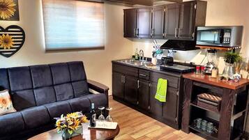 Smart-tv, een open haard en tafelvoetbal