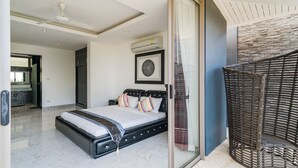A modern bedroom with a large bed, a ceiling fan, and a glass door leading to a balcony. - 3 Bedroom Sea View Villa Mattana 2 SDV162 - Chaweng Noi - By Samui Dream Villas (Koh Samui)