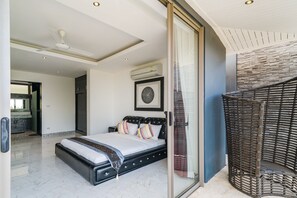 3 bedrooms, in-room safe, iron/ironing board, free WiFi