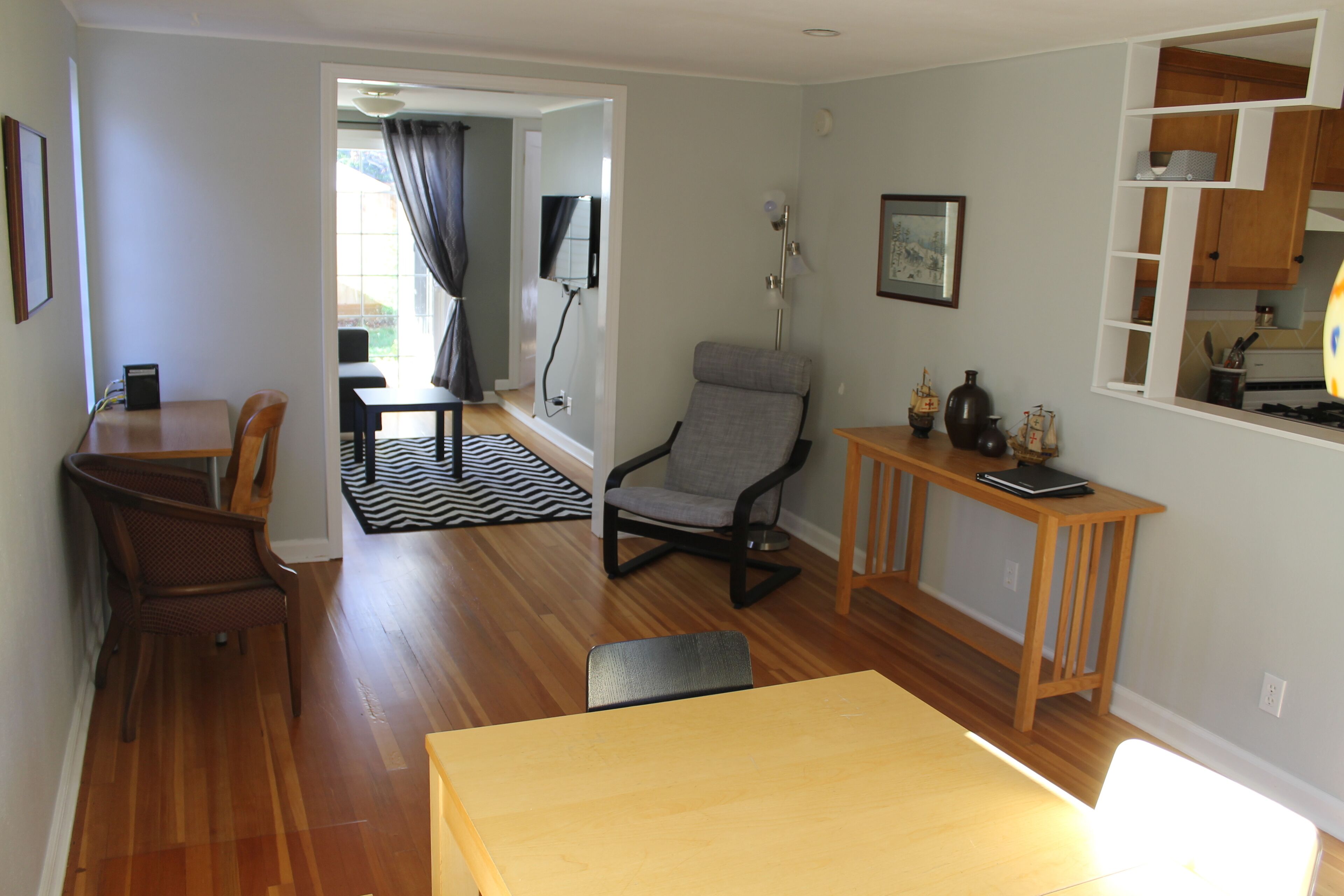 A Step Away From Downtown- Quiet, Light, and Clean