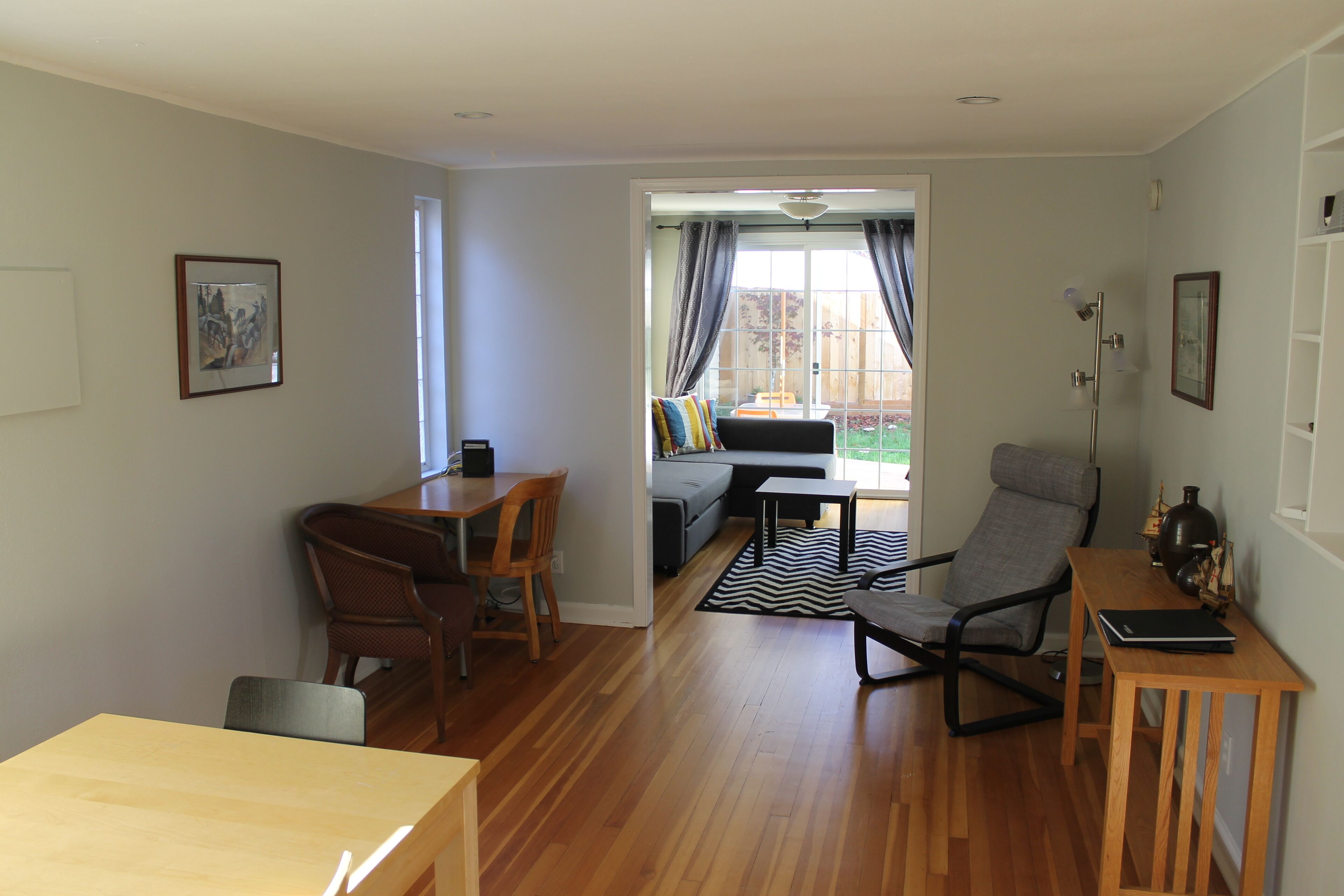 A Step Away From Downtown- Quiet, Light, and Clean