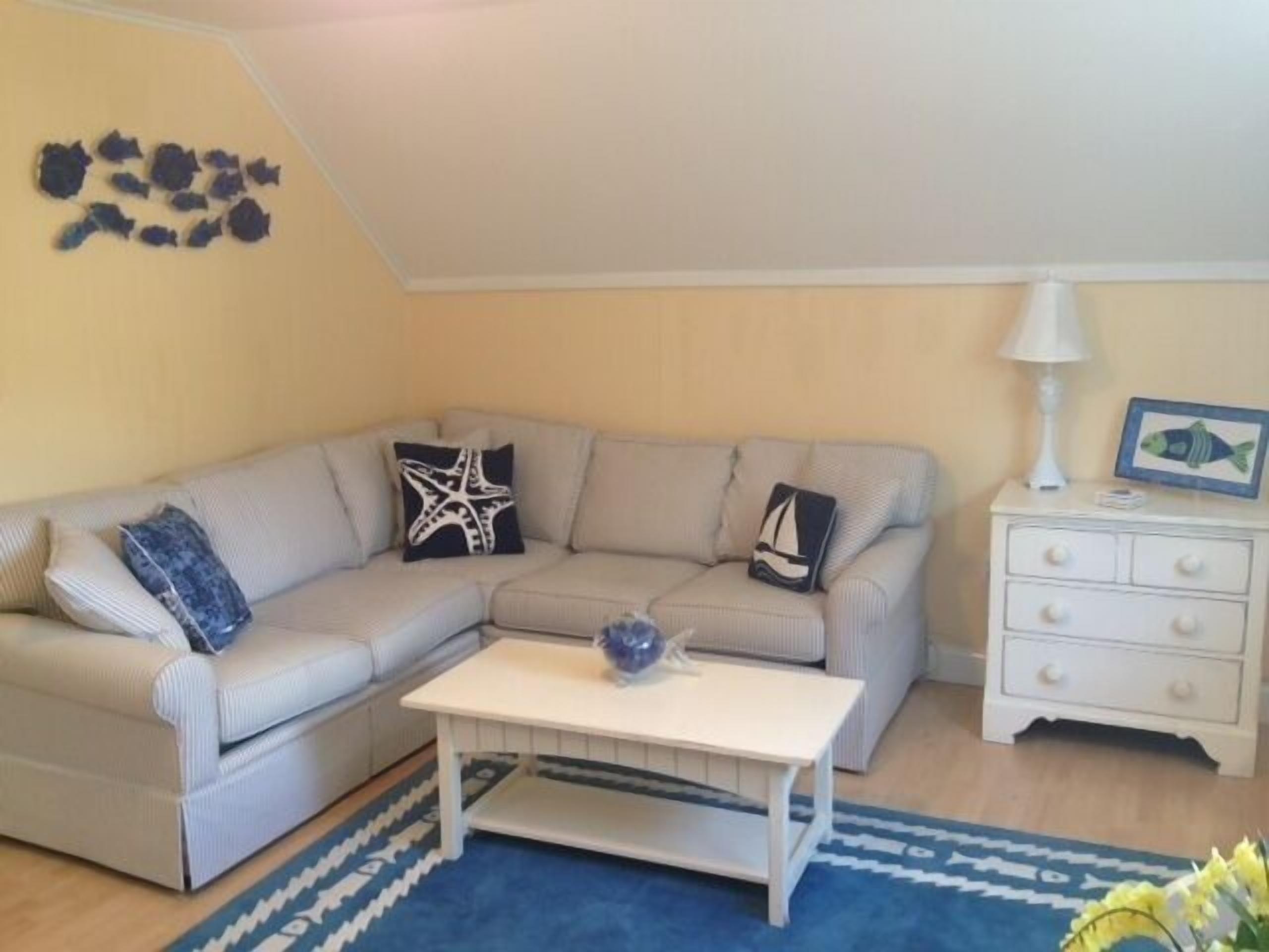 MIDWEEK SPECIAL! Beautiful Victorian Carriage House Steps Away From Beach