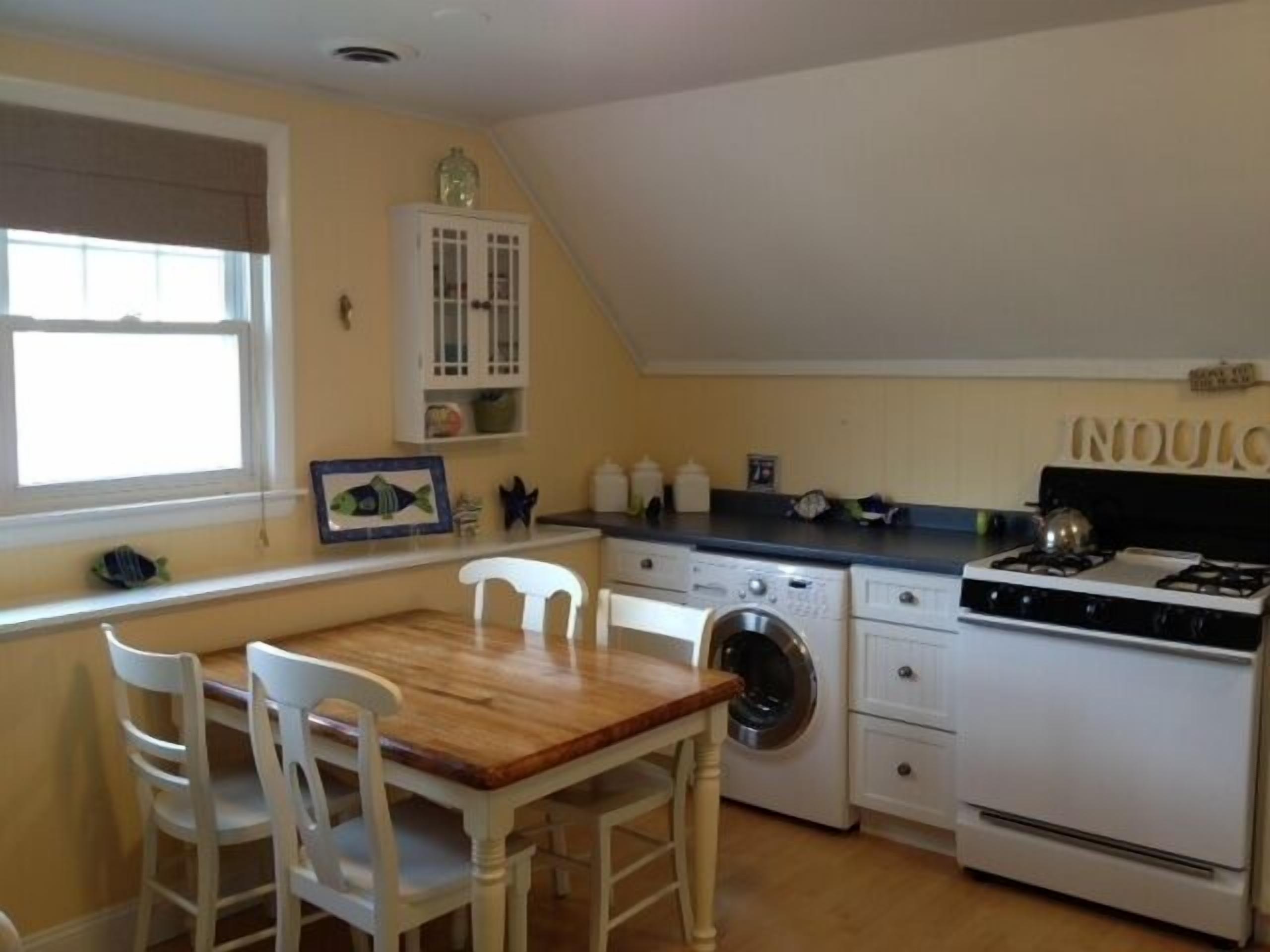 MIDWEEK SPECIAL! Beautiful Victorian Carriage House Steps Away From Beach