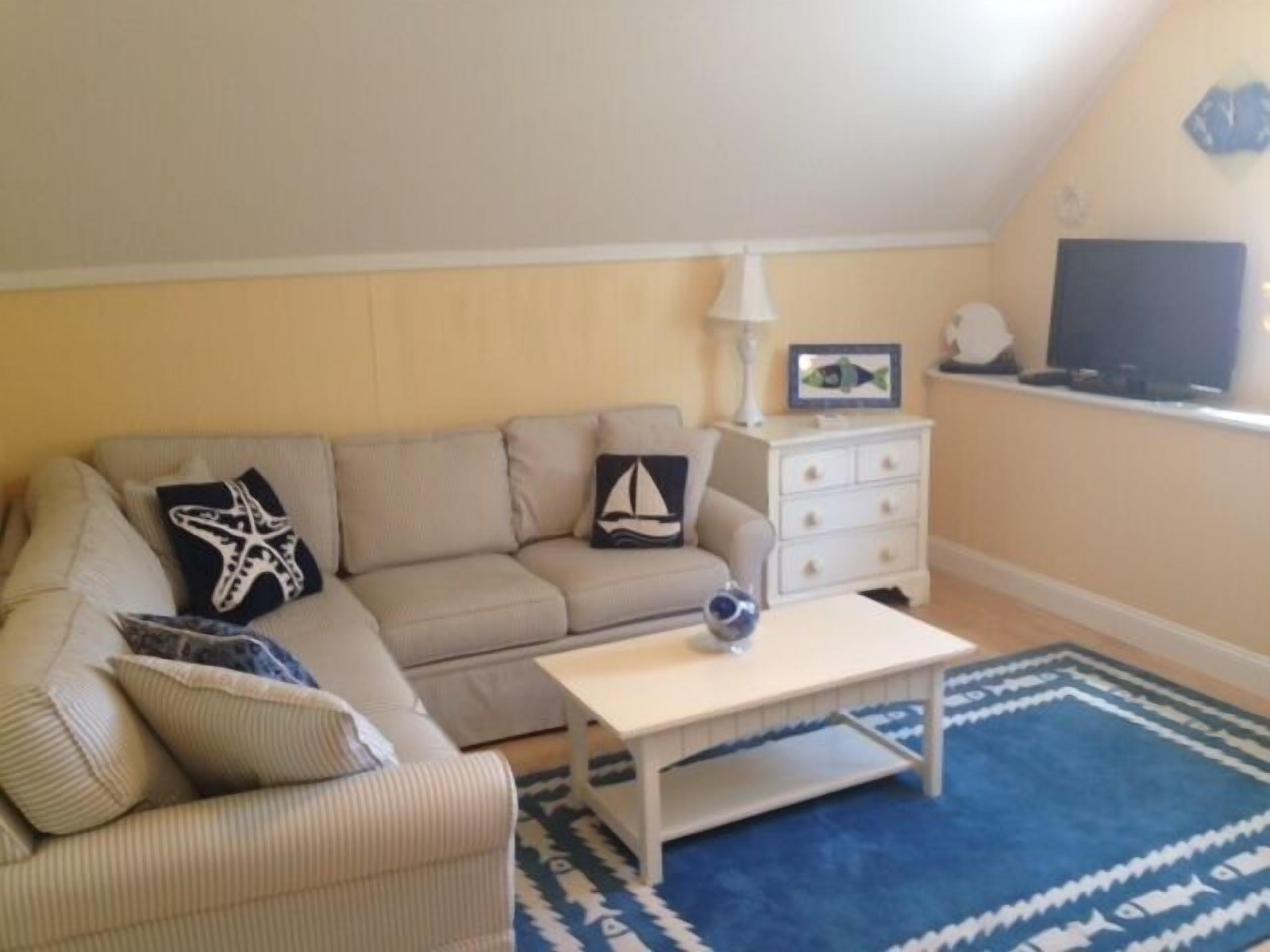 MIDWEEK SPECIAL! Beautiful Victorian Carriage House Steps Away From Beach