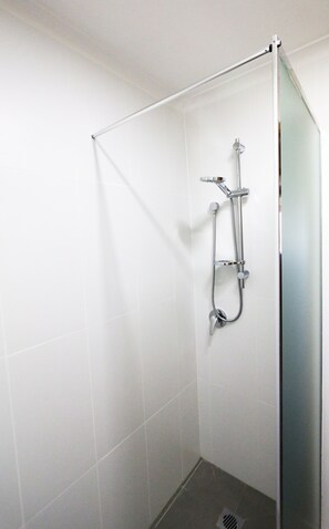Tina con regadera, amenidades de baño ecológicas, jabón, shampoo 
