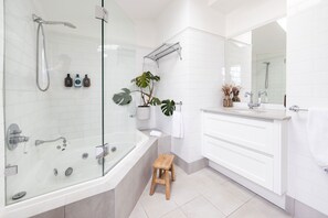 Bathroom - The Drawing Rooms of Berry (Woodhill)