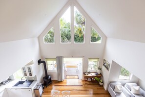 ハウス 2 ベッドルーム キッチン マウンテンビュー | リビング エリア | 液晶テレビ、暖炉、DVD プレーヤー、MP3 ドック