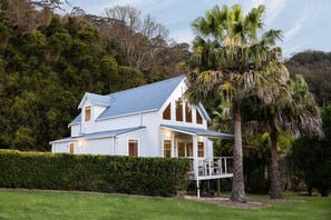 ハウス 2 ベッドルーム キッチン マウンテンビュー | リビング エリア | 液晶テレビ、暖炉、DVD プレーヤー、MP3 ドック