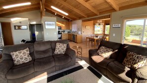 Ein gemütliches Wohnzimmer mit zwei Sofas und einem Essbereich.