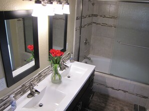 Ensemble douche/baignoire, sèche-cheveux, bidet, serviettes fournies
