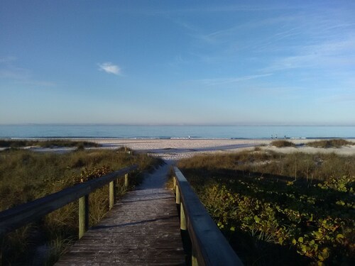 Charmantes Ferienhaus in ruhiger Lage, in der Nähe von Strand und Bucht.   Kinder übernachten kostenlos!