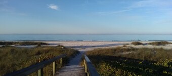 Charmerende sommerhus i roligt område tæt på strand og bugt.   Børn bo gratis!