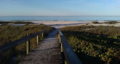 Charmantes Ferienhaus in ruhiger Lage, in der Nähe von Strand und Bucht. Kinder übernachten kostenlos!