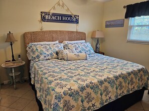 2 bedrooms, iron/ironing board, WiFi, bed sheets - Charming cottage in quiet area, close to beach & bay.  (Anna Maria)