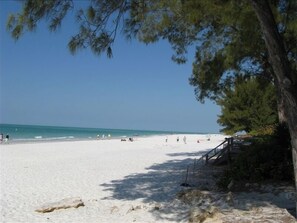 Sun-loungers, beach towels - Charming cottage in quiet area, close to beach & bay.  (Anna Maria)