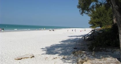 Charming cottage in quiet area, close to beach & bay.
