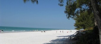 Charming cottage in quiet area, close to beach & bay.
