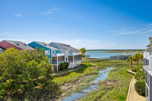 Water's Edge 103 - Bright 3BR/3BA Townhome - Pool - Fishing Dock