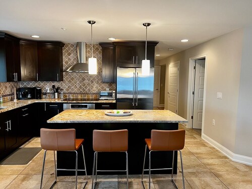 LUXURY MODERN BEACH BLOCK CONDO.  Rooftop Pool, Balcony with Ocean Views, Wi-fi