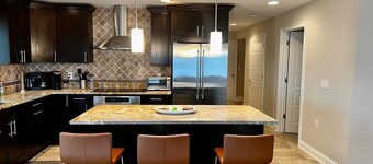 Luxury modern 3-bedroom condo, beach block, rooftop pool, ocean-view balcony,