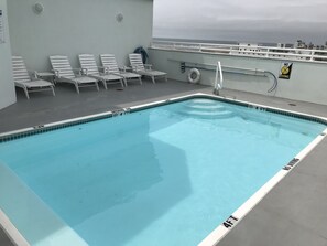 Una piscina al aire libre, una piscina climatizada