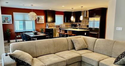 LUXURY MODERN BEACH BLOCK CONDO. Rooftop Pool, Balcony with Ocean Views, Wi-fi