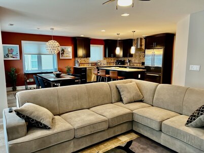 LUXURY MODERN BEACH BLOCK CONDO.  Rooftop Pool, Balcony with Ocean Views, Wi-fi