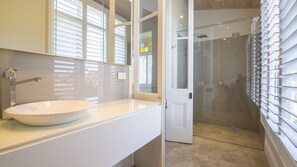 Haartrockner, Handtücher, Seife, Shampoo