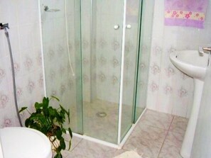 Douche, bidet, papier toilette