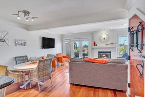 Smart-TV, Kamin, Drucker